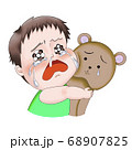 泣いてクマのぬいぐるみに抱きついている赤ちゃん(男の子) 68907825