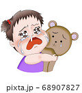泣いてクマのぬいぐるみに抱きついている赤ちゃん(女の子) 68907827