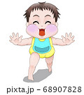 笑顔で駆け寄ってくる赤ちゃん(男の子) 68907828