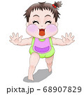 笑顔で駆け寄ってくる赤ちゃん(女の子) 68907829