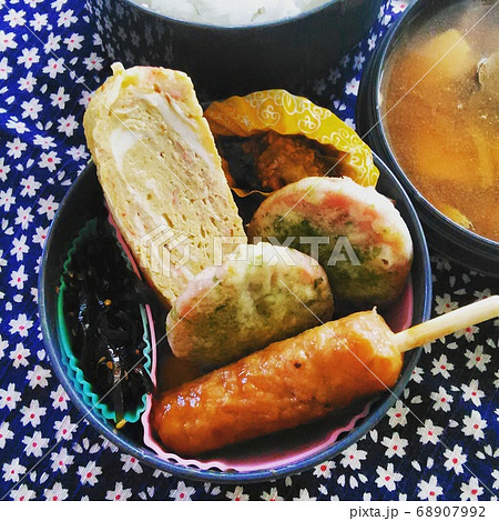 おかずの盛り合わせられた手作り弁当 68907992
