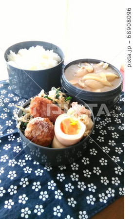 白いご飯と味噌汁とおかずの盛られた手作り弁当 白いご飯と味噌汁とおかずの盛られた手作り弁当 68908096