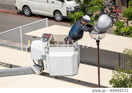 クレーン車を使ったLED外灯交換工事 68909151