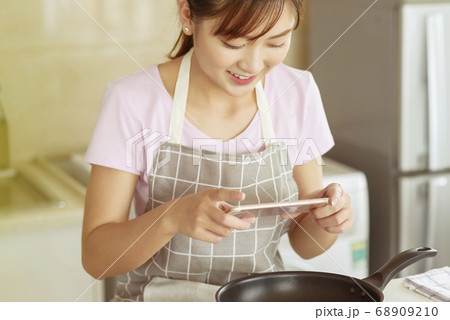 女性 ライフスタイル 料理 女性 ライフスタイル 料理 68909210