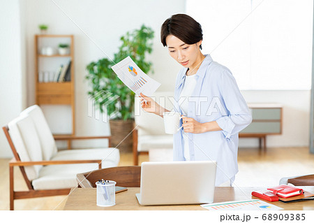 テレワーク 女性 ミドル リビング ライフスタイル カジュアル テレワーク 女性 ミドル リビング ライフスタイル カジュアル 68909385