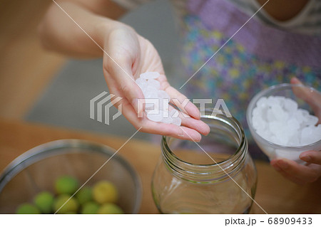 梅酒を作る女性 68909433