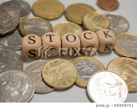 木製キューブで書かれた「STOCK」の文字とコイン 68909701