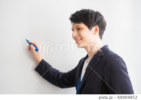 ホワイトーボードに向かって説明する男性 68909852