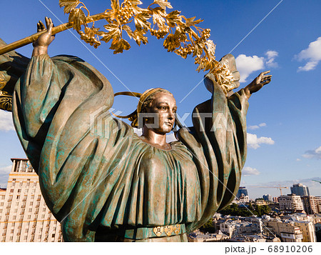 Monument on Independence Square in Kyiv, Ukraine 68910206