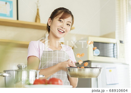 Women sticking to cooking 68910604