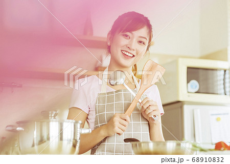 女性　ライフスタイル　料理 68910832