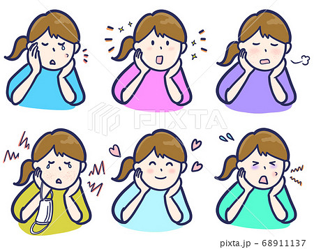 肌の調子に一喜一憂する女性 68911137