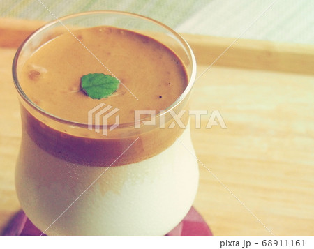 トレー上のダルゴナコーヒー トレー上のダルゴナコーヒー 68911161