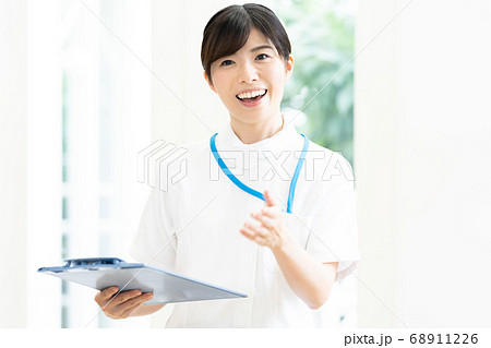 笑顔の女性看護師【ポートレート】 68911226