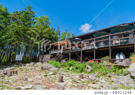白駒池付近の高見石小屋(八ヶ岳) 白駒池付近の高見石小屋(八ヶ岳) 68911248