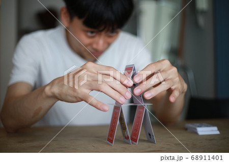トランプタワーを作る男性 トランプタワーを作る男性 68911401