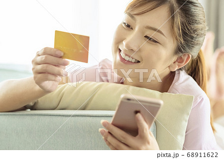 woman, shopping online 68911622