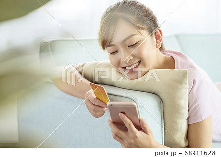woman, shopping online 68911628