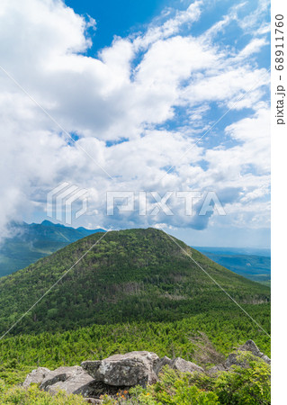 縞枯山山頂付近の展望台から見た茶臼山（八ヶ岳） 68911760