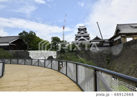 修復中の熊本城と特別見学通路 68912668