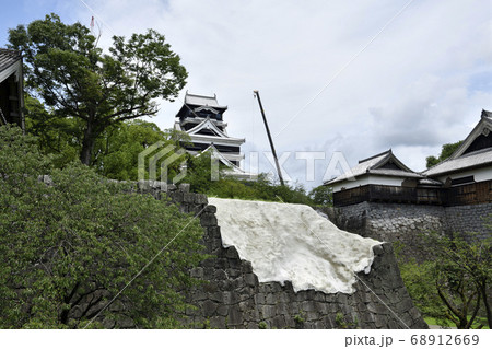 修復中の熊本城と特別見学通路 68912669