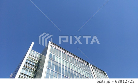 紺碧の空の都会 68912725