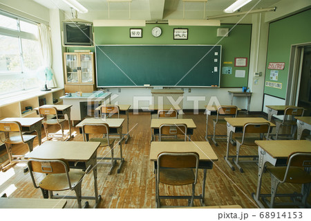 学校 晴れた日の教室 68914153