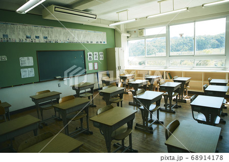 学校 晴れた日の教室 68914178
