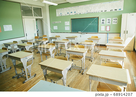 学校 晴れた日の教室 68914207