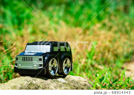 悪路を走破する車 68914343
