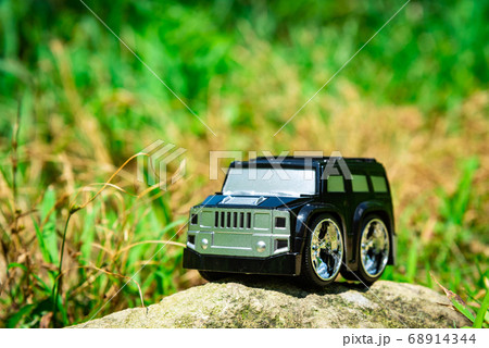 悪路を走破する車 68914344