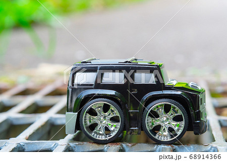 悪路を走破する車 68914366