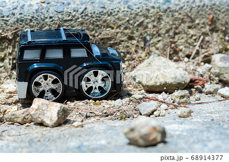 悪路を走破する車 68914377