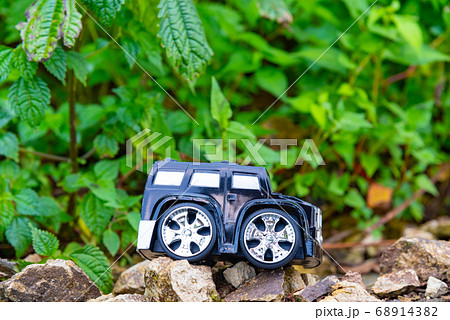 悪路を走破する車 68914382