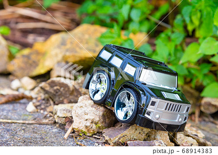 悪路を走破する車 68914383