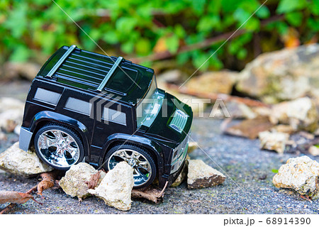 悪路を走破する車 悪路を走破する車 68914390