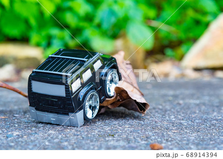 悪路を走破する車 68914394