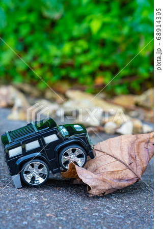 悪路を走破する車 68914395
