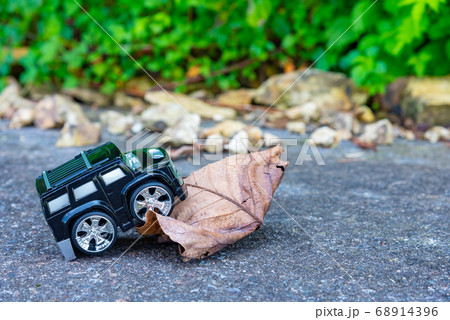 悪路を走破する車 68914396