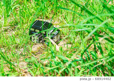 悪路を走破する車 68914402