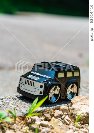 悪路を走破する車 68914416