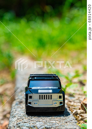 悪路を走破する車 68914420