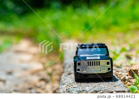 悪路を走破する車 68914421