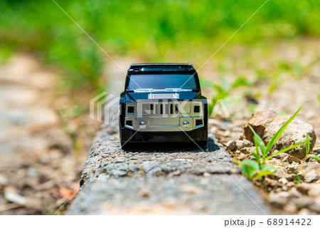 悪路を走破する車 68914422