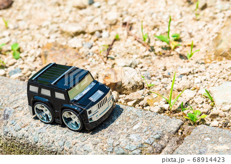 悪路を走破する車 68914423