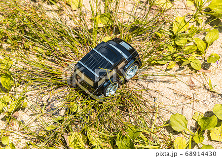 悪路を走破する車 68914430