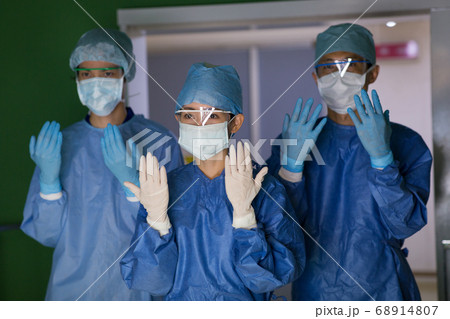 手術着を着た医療従事者 手術着を着た医療従事者 68914807