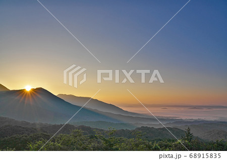 【鬼女台展望台より蒜山高原】(雲海 日の出) 鳥取県日野郡江府町大字御机 【鬼女台展望台より蒜山高原】(雲海 日の出) 鳥取県日野郡江府町大字御机 68915835
