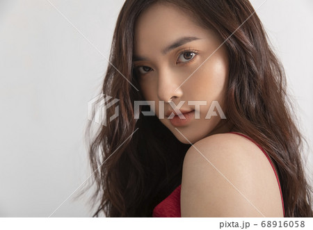 白背景のドレスポートレート 白背景のドレスポートレート 68916058