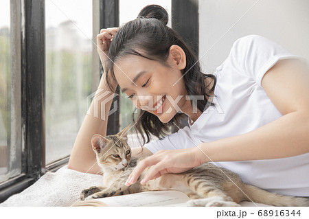 女性 ライフスタイル 猫 リラックスの写真素材